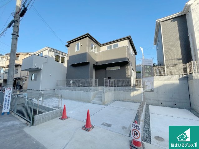 高槻市唐崎中　第1期・第2期　新築一戸建ての前面道路含む現地写真|周辺は閑静な住宅街！前面道路広々で車の出し入れも便利です。駐車が苦手な方でも安心して車庫入れできます！