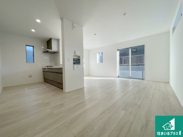 高槻市唐崎中　第1期・第2期　新築一戸建ての居間・リビング|日当たり良好の明るいリビングで朝の目覚めもスッキリできそう！対面キッチンでご家族のコミュニケーションも自然と増える設計！小さなお子様が遊ぶスペースを作っても広々とくつろげるLDK！