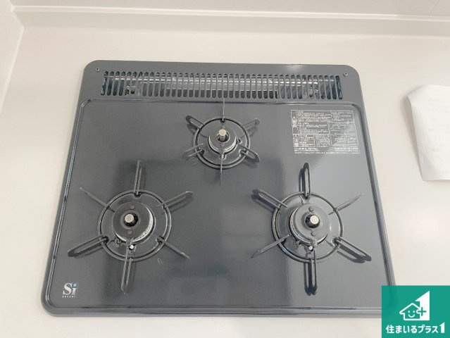 高槻市唐崎中　第1期・第2期　新築一戸建ての設備|ダブル高火力Ｓｉセンサー付きコンロ！３口あるので、まとめて料理をする時も大活躍！
