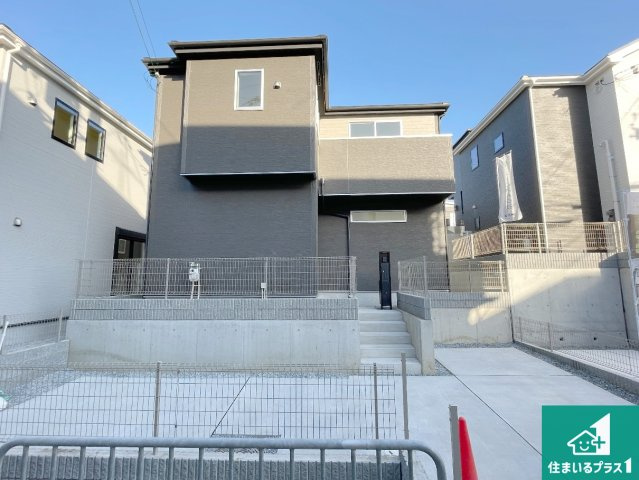 高槻市唐崎中　第1期・第2期　新築一戸建ての外観|安心の10年保証！外観を美しく保ち、雨水で汚れを落とします！気になることがありましたら、お気軽にお問い合わせください！