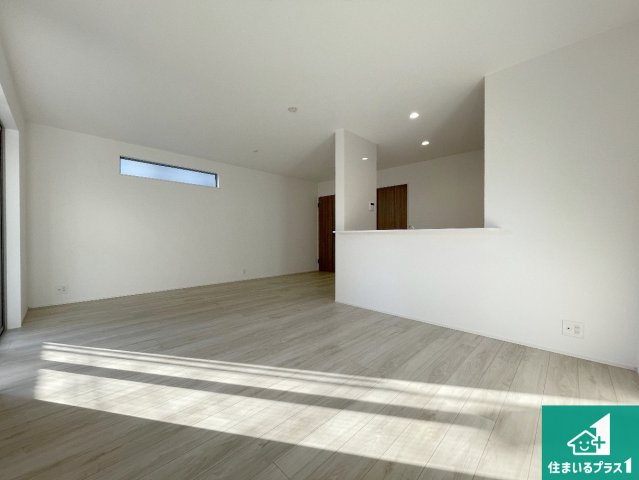 高槻市唐崎中　第1期・第2期　新築一戸建ての居間・リビング|シンプルなリビングは、観葉植物等のインテリアを楽しめますね！パパ好みにも、ママ好みにも家具次第で雰囲気を変えることができます！