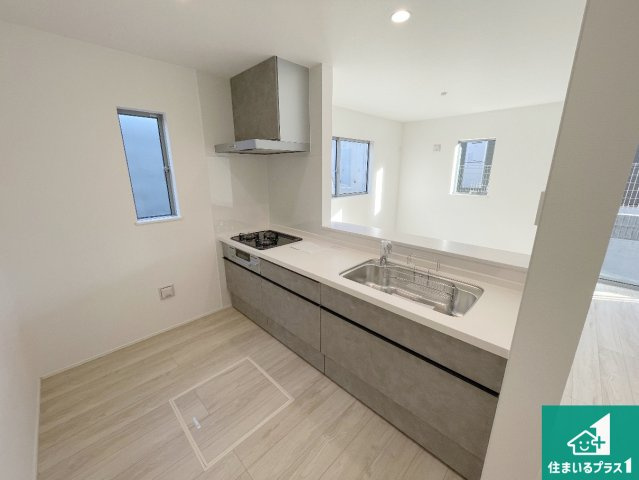 高槻市唐崎中　第1期・第2期　新築一戸建てのキッチン|リビングと統一感があり、使い勝手のいいキッチン。広々としているので、二人並んで作業が出来ちゃいます。お子様と一緒に色々なお料理に挑戦できるスペースがあります。