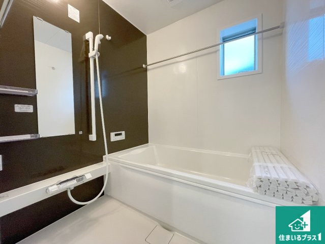 高槻市唐崎中　第1期・第2期　新築一戸建ての浴室|足をゆったり伸ばして寛げる浴槽です。窓が設けられていますので差し込む光が明るく穏やかな雰囲気にしてくれます♪浴室乾燥機も設置しているので、雨の日の洗濯物も安心です♪