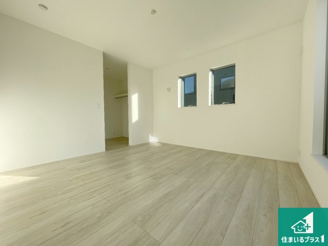 高槻市唐崎中　第1期・第2期　新築一戸建ての居間・リビング|シンプルな洋室は、自分好みのインテリアが楽しめます♪ご家族とインテリアや家具を選びに行くのは新築購入時の醍醐味の一つです。ぜひお楽しみください♪