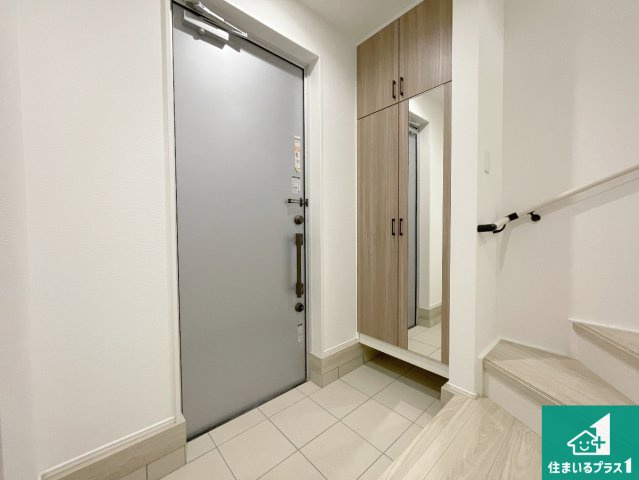 高槻市唐崎中　第1期・第2期　新築一戸建ての玄関|シューズボックスにはたくさんの靴が収納できるので玄関周りはいつもスッキリ！ご家族が増えても安心！