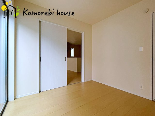 さいたま市北区別所町1128番　新築一戸建て　ハートフルタウン　Aの洋室|リビングの先には4.5帖の洋室が♪
扉を開ければ解放感を感じ、来客時は扉を閉められます♪