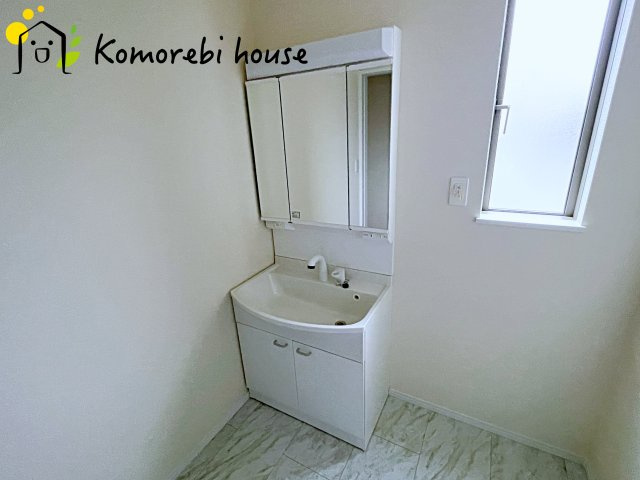 さいたま市北区別所町1128番　新築一戸建て　ハートフルタウン　Aの独立洗面台|身支度がはかどる3面鏡の独立洗面台♪
鏡の角度が変えられるので後ろの方もしっかり整えられます♪