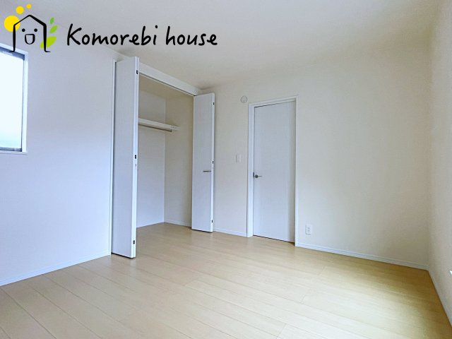 さいたま市北区別所町1128番　新築一戸建て　ハートフルタウン　Aの寝室|ハンガーパイプ付きの収納が♪
奥様のコートも、ご主人様のワイシャツもひっかけて収納可能です♪