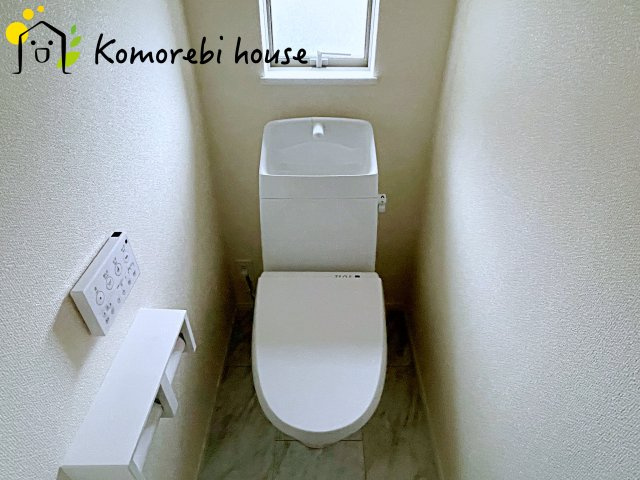 さいたま市北区別所町1128番　新築一戸建て　ハートフルタウン　Aのトイレ|2つあれば安心なお手洗い♪
小窓から明るい光が入ります！