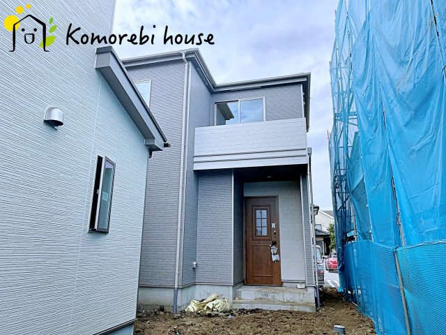 さいたま市北区別所町1128番　新築一戸建て　ハートフルタウン　Aの外観|玄関ドアの小窓が柔らかい雰囲気をもたらします♪
扉を開ければおかえりー！の声が聞こえてきそうです♪