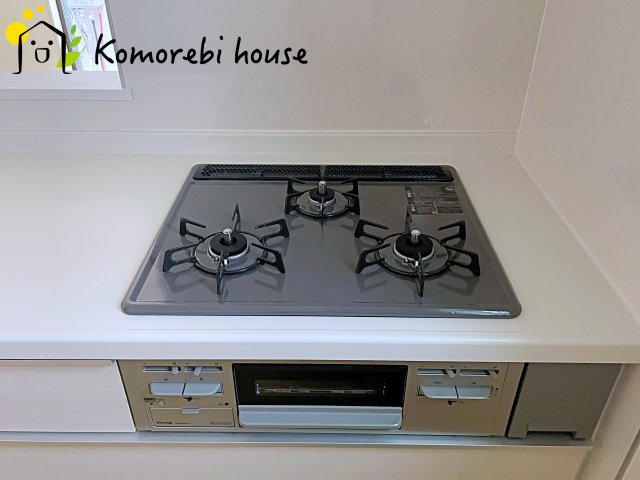 さいたま市北区別所町1128番　新築一戸建て　ハートフルタウン　Aのキッチン|グリル付きのコンロでお料理の幅も広がります♪