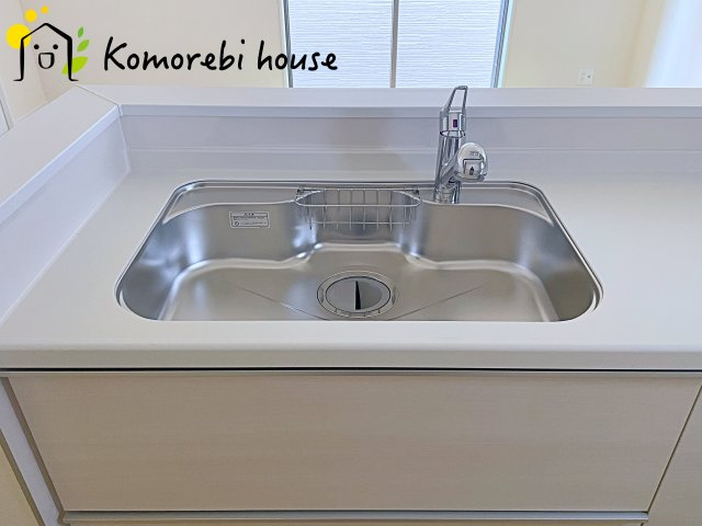 さいたま市北区別所町1128番　新築一戸建て　ハートフルタウン　Aのキッチン|ご家族全員分の食器を一気に洗える広いシンク♪
これでストレスも軽減できます！