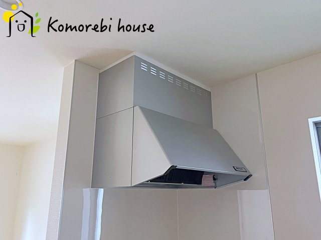 さいたま市北区別所町1128番　新築一戸建て　ハートフルタウン　Aのキッチン|大きなフードがお料理中のににおいや煙をしっかり吸い取ります！
居室内に広がらないのでいいですね♪