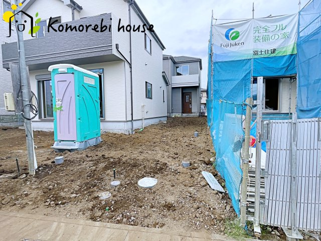 さいたま市北区別所町1128番　新築一戸建て　ハートフルタウン　Aの駐車場|ご夫婦2台持ちでも安心な駐車場。
玄関からお子様が飛び出しても道路ではないので安心です♪