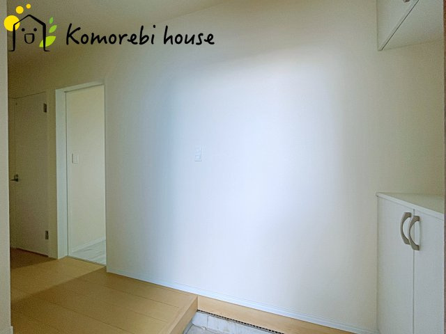 さいたま市北区別所町1128番　新築一戸建て　ハートフルタウン　Aの玄関|ただいまー！と帰宅後の雰囲気はこんな感じ。
白いクロスに明るい床で暖かい雰囲気が伝わってきます♪