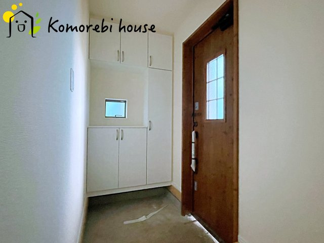 さいたま市北区別所町1128番　新築一戸建て　ハートフルタウン　Aの玄関|シューズクロークもございます♪
上段にはお出かけの際の大切な靴をしまいましょう♪