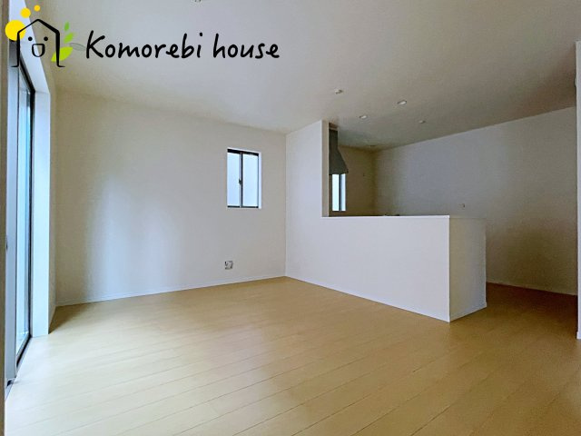 さいたま市北区別所町1128番　新築一戸建て　ハートフルタウン　Aの居間・リビング|リビングでくつろいでいてもお料理中の奥様が見えて安心な対面キッチン♪
お料理しながらテレビも見えます♪