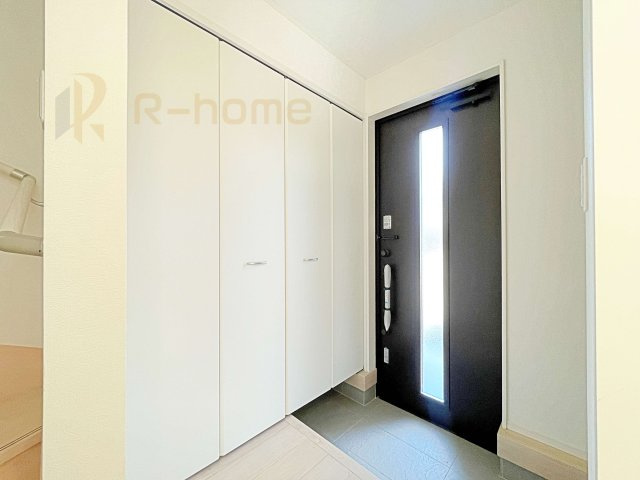 常総市新石下第9　新築戸建て　1号棟の玄関|玄関には便利なシューズインクローゼットを設置。アウトドア用品やベビーカーなどの収納に役立ちますね♪