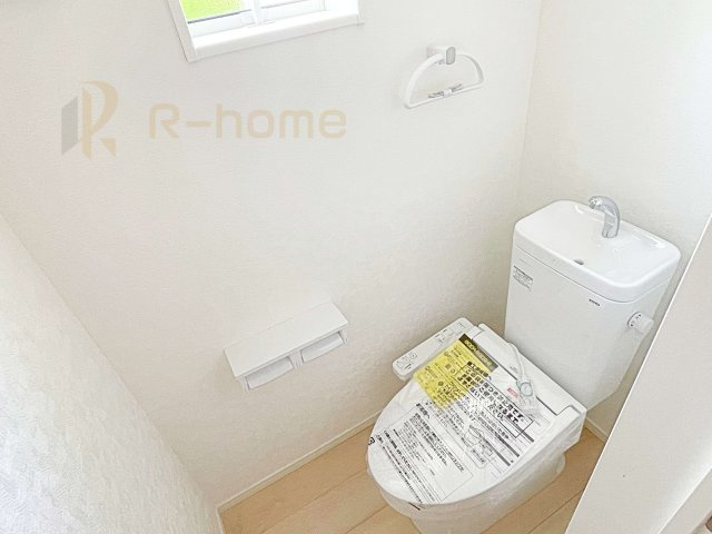 常総市新石下第9　新築戸建て　1号棟のトイレ|温水洗浄便座付きのトイレ。
トイレが２ヵ所設置で朝の忙しい時間でも安心です。