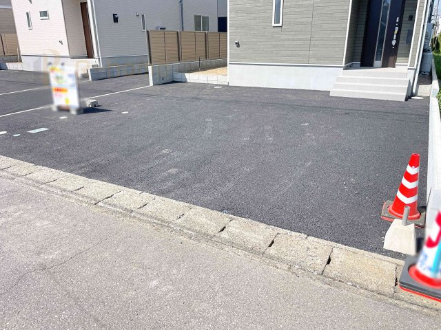 常総市新石下第9　新築戸建て　1号棟の駐車場|カースペースは2台お停めいただけます♪
