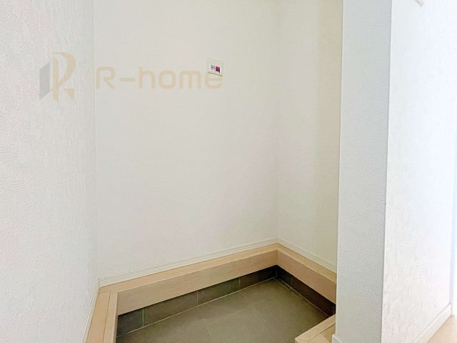 常総市新石下第9　新築戸建て　1号棟の収納|ベビーカーなどもスッキリ片付くシューズインクローゼット！