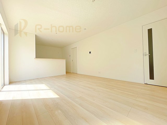 常総市新石下第9　新築戸建て　1号棟の居間・リビング|広くて明るいＬＤＫ♪ ゆったりくつろげるリビングスペースで、ご家族皆様の笑顔が溢れます。