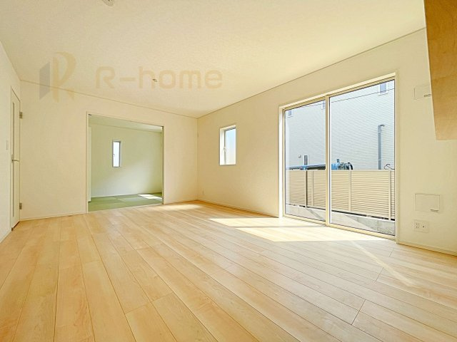 常総市新石下第9　新築戸建て　1号棟の居間・リビング|リビングには開口部を可能な限り多く設けました。人が集まる場所なので開放感が必要な場所だと思います。