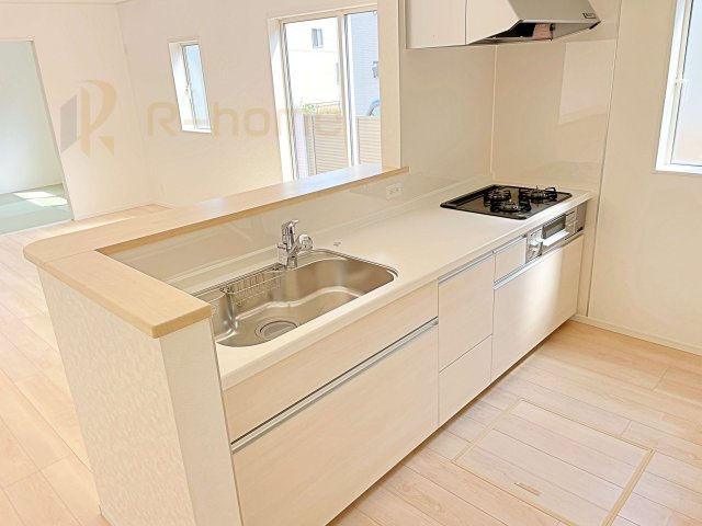 常総市新石下第9　新築戸建て　1号棟のキッチン|料理をしながら家族とコミュニケーションが取れる対面式システムキッチン。