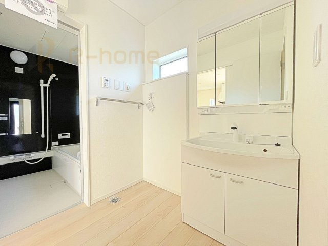 常総市新石下第9　新築戸建て　1号棟の洗面所|清潔感溢れる洗面台は嬉しい三面鏡付き。洗剤や歯ブラシなどもすっきり収納できます♪