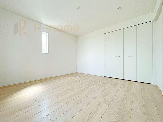 常総市新石下第9　新築戸建て　1号棟の洋室|どんな部屋家具も合わせやすいシンプルな洋室！
たっぷりの日差しと心地よい風が舞い込む住まい♪