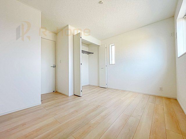 常総市新石下第9　新築戸建て　3号棟の洋室|どんな部屋家具も合わせやすいシンプルな洋室！
たっぷりの日差しと心地よい風が舞い込む住まい♪