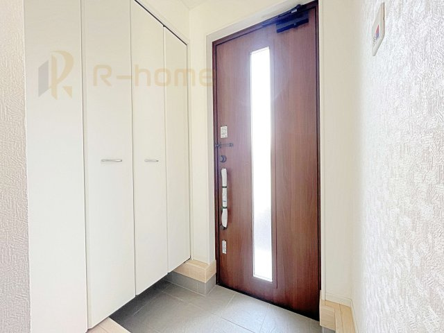 常総市新石下第9　新築戸建て　3号棟の玄関|気持ちよくご家族やゲストを送迎できる穏やかな雰囲気の玄関♪大きな下駄箱で玄関廻りスッキリ♪