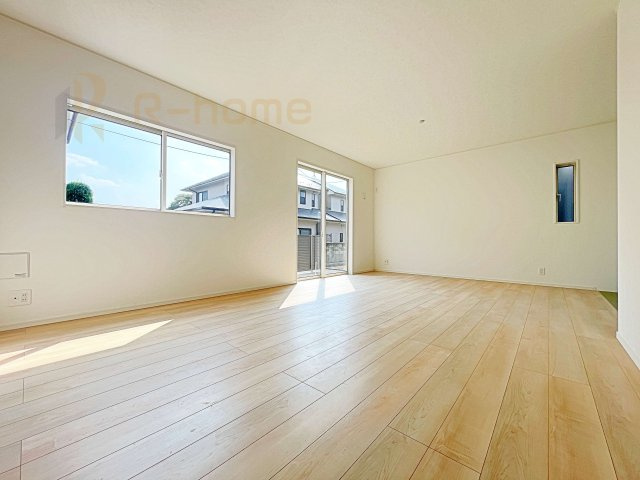 常総市新石下第9　新築戸建て　3号棟の居間・リビング|広々とした余裕のあるリビングです♪大きな窓からは自然光が届きます。