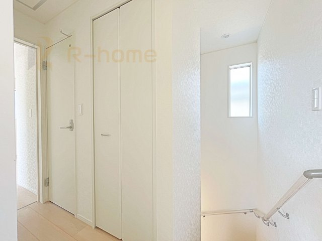 常総市新石下第9　新築戸建て　3号棟の収納|掃除機などの収納に便利なホール収納！