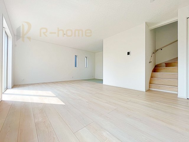 常総市新石下第9　新築戸建て　3号棟の居間・リビング|広々としたLDK♪自然と家族が集まるリビング階段プラン♪