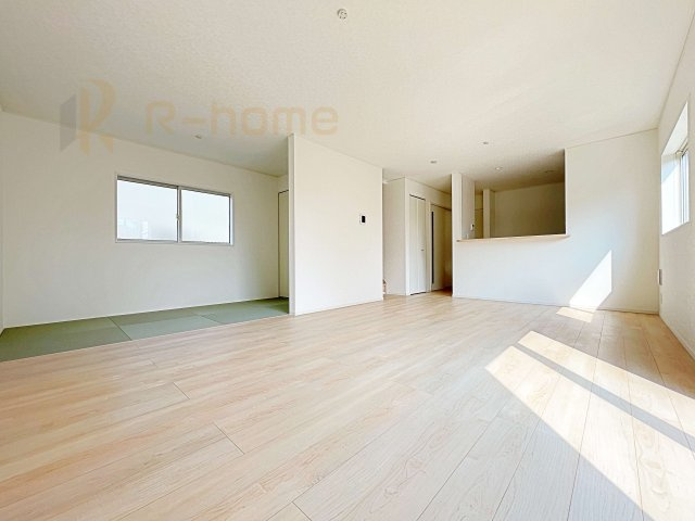 常総市新石下第9　新築戸建て　3号棟の居間・リビング|開放感のあるリビングには収納スペースもあり、ゆったりした空間を保てます♪