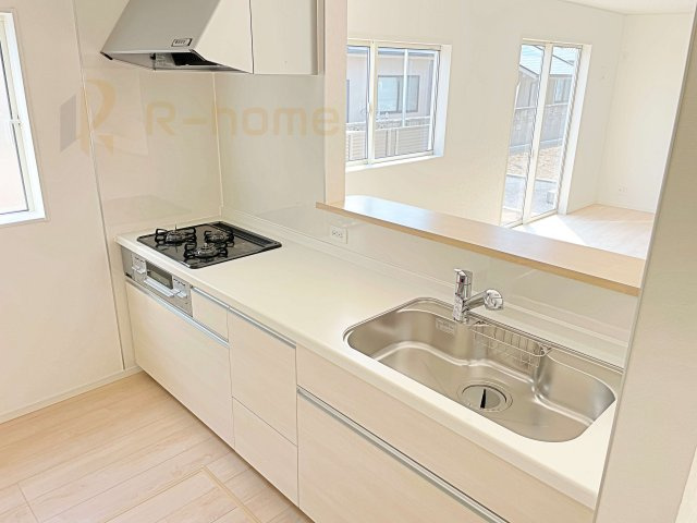 常総市新石下第9　新築戸建て　3号棟のキッチン|料理をしながら家族とコミュニケーションが取れる対面式システムキッチン。