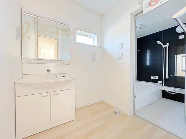 常総市新石下第9　新築戸建て　3号棟の洗面所|清潔感溢れる洗面台は嬉しい三面鏡付き。洗剤や歯ブラシなどもすっきり収納できます♪