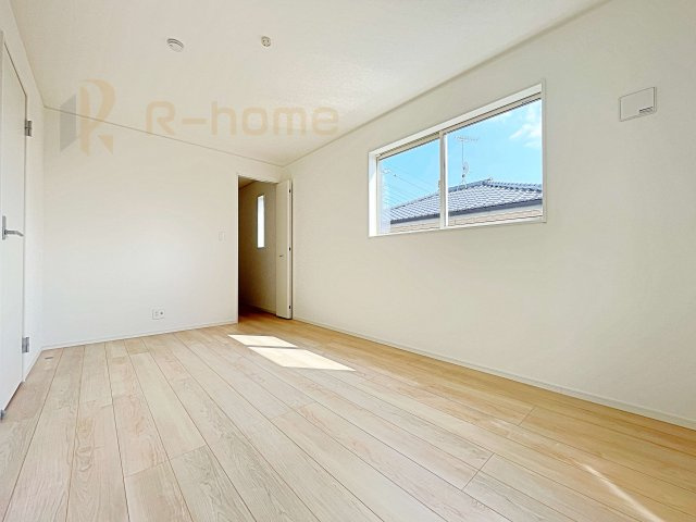 常総市新石下第9　新築戸建て　3号棟の洋室|収納便利なウォークインクローゼット付きの洋室♪
明るく風通しの良いお部屋です♪
