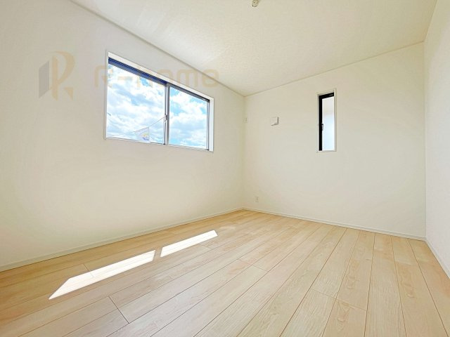 常総市豊岡町第2　新築戸建て　3号棟の洋室|2面窓の風通しの良い洋室です♪差し込む暖かな陽当たりで、室内がくつろげる空間に早変わりです♪