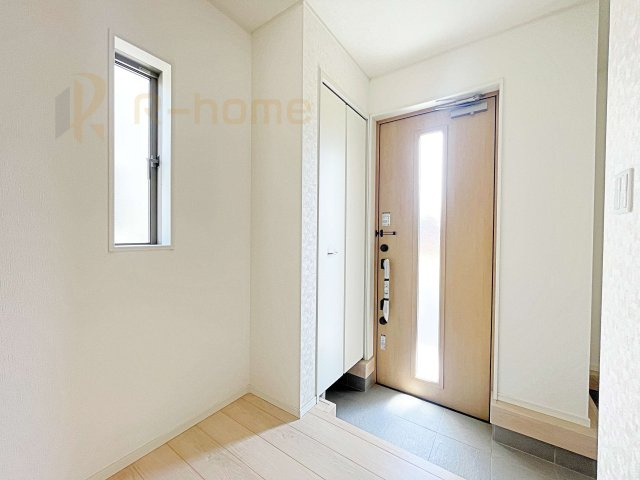 常総市豊岡町第2　新築戸建て　3号棟の玄関|玄関には便利なシューズインクローゼットを設置。アウトドア用品やベビーカーなどの収納に役立ちますね♪