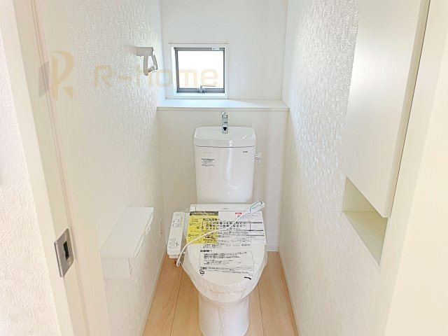 常総市豊岡町第2　新築戸建て　3号棟のトイレ|温水洗浄便座付きのトイレ。
トイレが２ヵ所設置で朝の忙しい時間でも安心です。