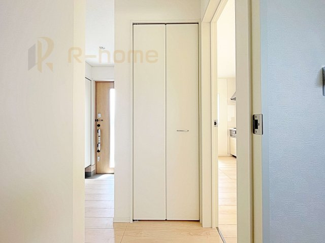 常総市豊岡町第2　新築戸建て　3号棟の収納|掃除機などの収納に便利なホール収納！