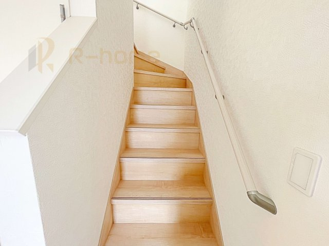 常総市豊岡町第2　新築戸建て　3号棟の内装|手すりのついた階段！小さなお子様の利用も一安心です♪