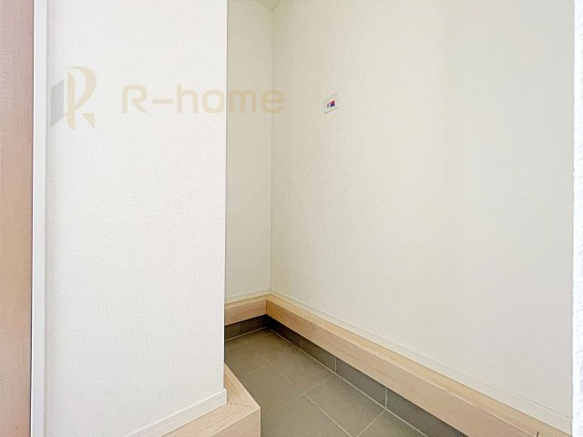 常総市豊岡町第2　新築戸建て　3号棟の玄関|ベビーカーなどもスッキリ収納できるシューズインクローゼット！