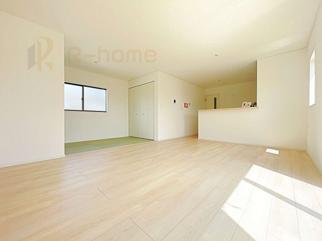 常総市豊岡町第2　新築戸建て　3号棟の居間・リビング|広くて明るいＬＤＫ♪ ゆったりくつろげるリビングスペースで、ご家族皆様の笑顔が溢れます。