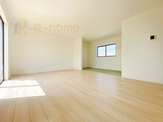 常総市豊岡町第2　新築戸建て　3号棟の居間・リビング|リビングには開口部を可能な限り多く設けました。人が集まる場所なので開放感が必要な場所だと思います。