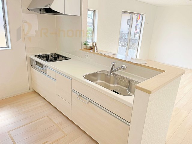 常総市豊岡町第2　新築戸建て　3号棟のキッチン|料理をしながら家族とコミュニケーションが取れる対面式システムキッチン。