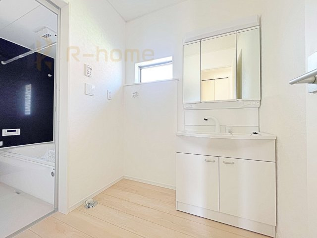 常総市豊岡町第2　新築戸建て　3号棟の洗面所|清潔感溢れる洗面台は嬉しい三面鏡付き。洗剤や歯ブラシなどもすっきり収納できます♪