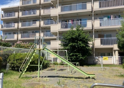 【庭】 | 愛甲石田ダイヤモンドマンション | 物件によっては、入居者が個人的に使用できる専用庭がついているものもあります。また、住宅の中にある土間の部分を庭と呼ぶこともあります。庭の用途は住む人によって変わり、それによってデザインもさまざまです。